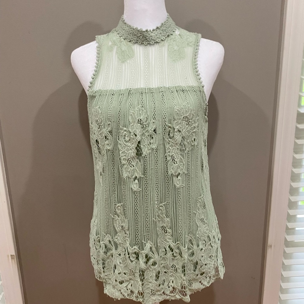 Xhilaration Green Sleeveless Pleated Blouse with Mandarin Collar